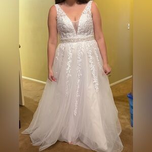 Elegant White Lace Appliqué A-Line Wedding Dress